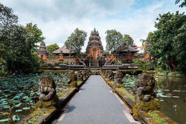 Vorresti visitare un tempio Balinese? Parti con WeRoad e immergiti a pieno nella cultura Indonesiana.
