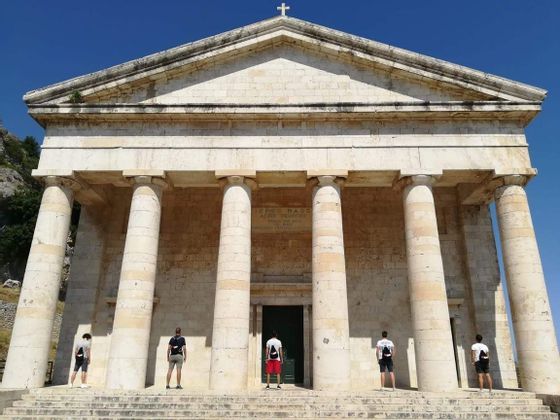 Viaja en grupo con gente de tu edad con WeRoad y descubre Corfú en Grecia