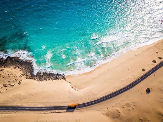 Ti piace il mare cristallino? Allora un viaggio in Fuerteventura con WeRoad è quello che fa per te. Prenota subito il tuo prossimo viaggio