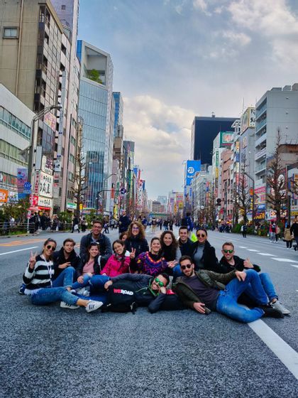 Visitare la città di Tokyo con un gruppo di nuovi amici? Questa è solo una delle cose che farai nel tuo prossimo viaggio in Giappone con WeRoad.
