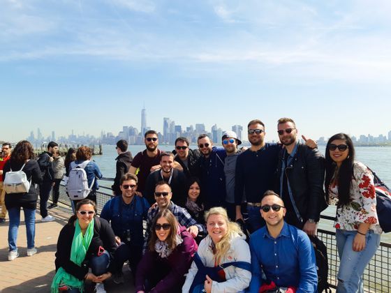 Foto di gruppo con dietro lo skyline di New York ad Aprile - WeRoad