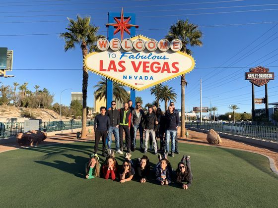 Foto di gruppo all'ingresso di Las Vegas in Nevada a dicembre - WeRoad