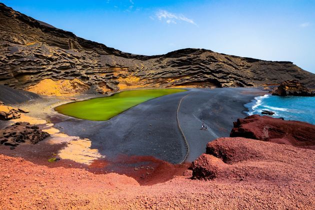 Hai mai visto un lago verde? No? Allora devi assolutamente partire con WeRoad per Lanzarote, l'isola più selvaggia delle Canarie.