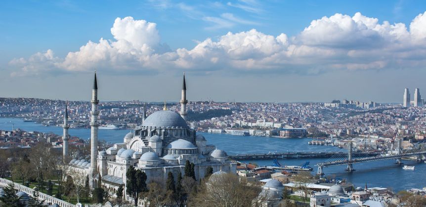 Ti piace scoprire nuove culture e nuovi paesi? Parti per la Turchia con WeRoad e visita posti come la Moschea Blu. Fatti un viaggio pieno di ricordi con noi.