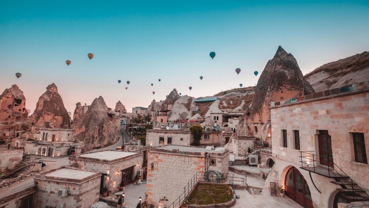 turkey-baloons-goreme-landscape-sunrise-city-trip