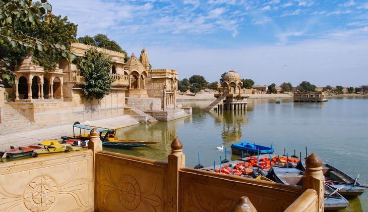 Paisaje con monumentos y lagos de la India