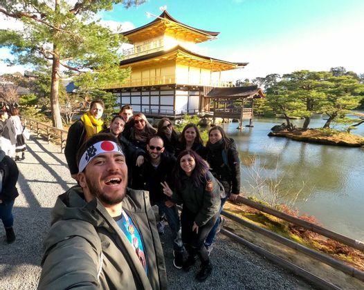 Foto di gruppo davanti al tempio Kinkaku-ji a Kyoto in Giappone - WeRoad