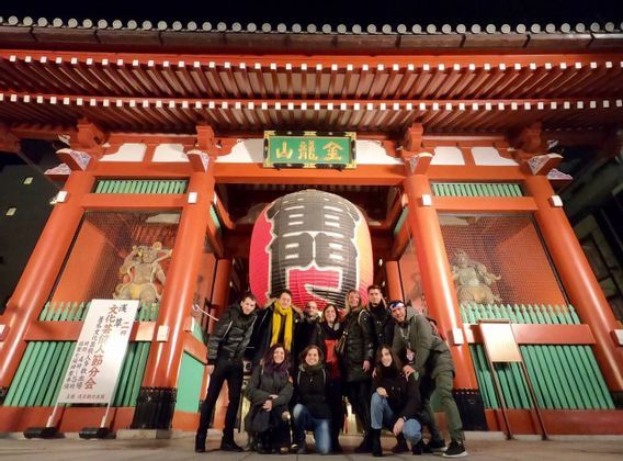Foto di gruppo davanti ad un tempio a Kyoto in Giappone di inverno - WeRoad