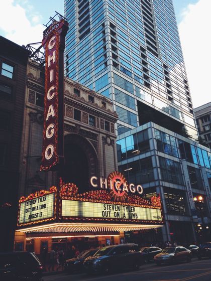 chicago-theatre-illinois-spring