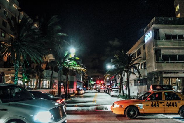 Foto notturna di un viale con palme e taxi a Miami in Florida in primavera - WeRoad