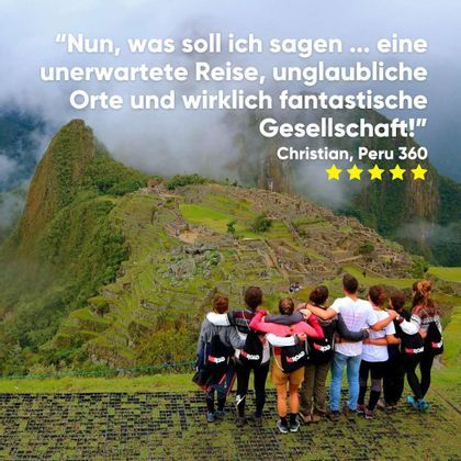 Eine WeRoad Gruppenreise steht Arm in Arm an einem Aussichtspunkt mit Blick auf antike Ruinen an einem üppigen, nebligen Berghang.