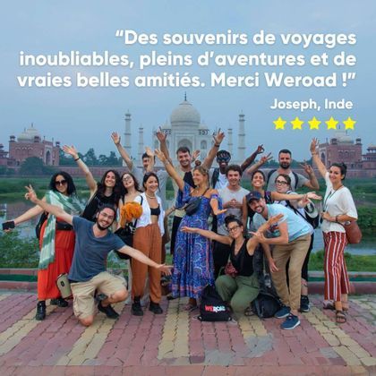 Un groupe WeRoad en voyage, souriant et posant pour une photo devant le Taj Mahal en Inde.