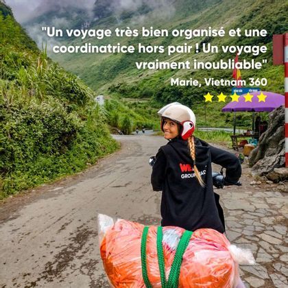 Une femme lors d'un voyage de groupe WeRoad sourit en conduisant un scooter sur une route sinueuse à travers des montagnes verdoyantes.