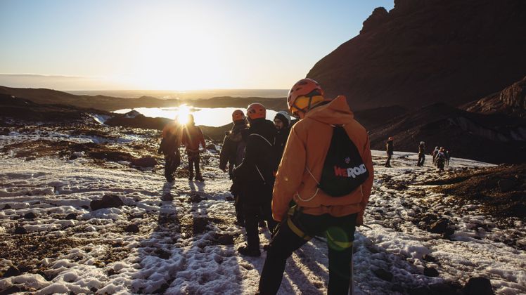 Viaja en grupo a Islandia y aventúrate con los trekking de alpinismo sobre el glaciar más grande de Europa