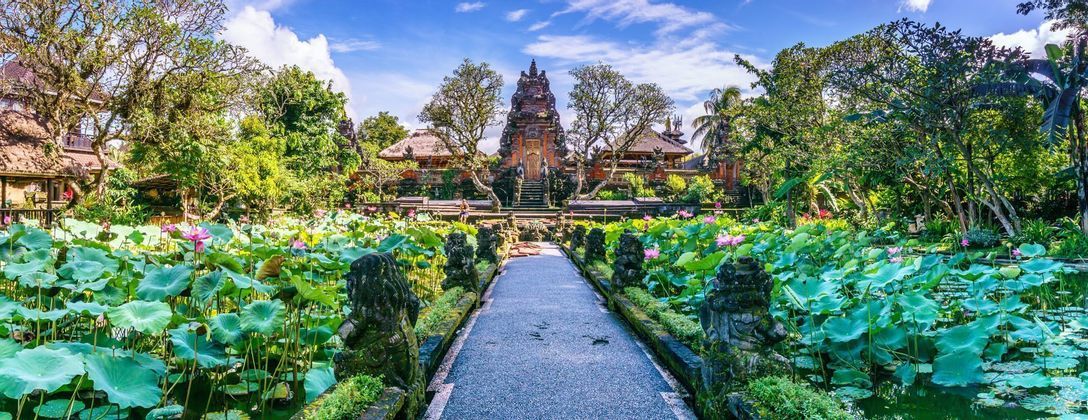 Vorresti sentirti come in un film nei templi di Bali? Allora parti con WeRoad e vivi avventure speciali.