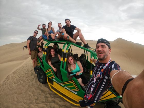 Avventure nel pieno deserto con nuovi amici. Ecco una delle tante cose che farai con noi. Prenota subito con WeRoad e parti per il tuo viaggio!