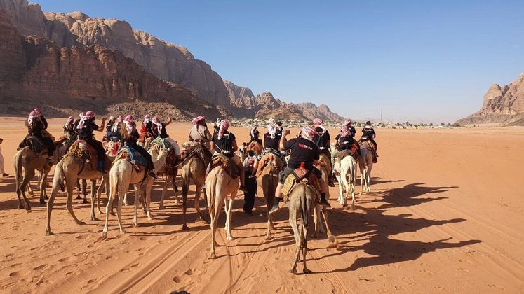 Un giro in cammello, relax al mare, serate nel deserto sono alcune delle attività che puoi fare con un viaggio in Giordania. Cosa aspetti prenota subito con WeRoad il tuo prossimo viaggio