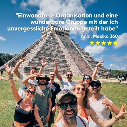 Eine WeRoad-Gruppe lächelt und posiert für ein Selfie vor einer großen Steinpyramide unter einem teilweise bewölkten Himmel.