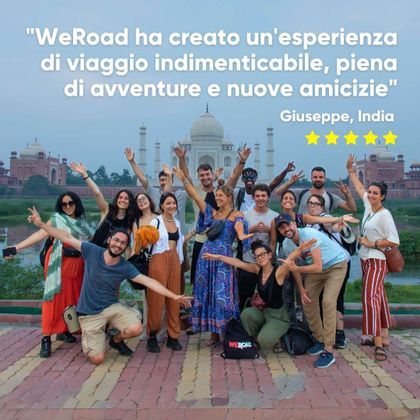 Un gruppo WeRoad in posa davanti al Taj Mahal.