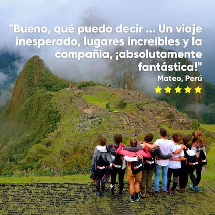Un grupo de WeRoad, abrazados, contempla ruinas antiguas en una ladera montañosa aterrazada y neblinosa.