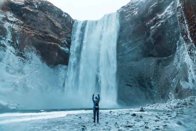 L'Islanda è conosciuta per le sue incredibili bellezze naturali come la cascata Skógafoss. Se anche tu vorresti vederla dal vivo parti con WeRoad nel viaggio di gruppo in Islanda e vivi esperienze indimenticabili.