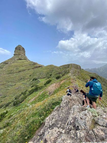 Ti piacerebbe salire in cima al monte Roque de Taborno a Tenerife? Parti e fallo in gruppo con WeRoad facendo nuove conoscenze e vivendo nuove avventure.