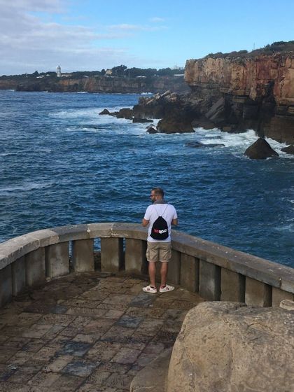 Sei mai stato al Boca de Inferno a Lisbona? Si trova sulla costa e offre una vista che tutti dovrebbero vedere. Se anche tu vuoi andarci parti con WeRoad nel viaggio in Portogallo.
