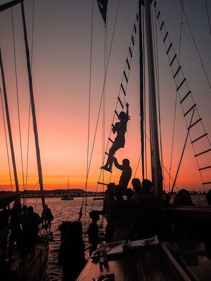 Ti piscerebbe passare la fine della giornata in barca e assistere all'incredibile tramonto al mare in Sardegna? Se la risposta è si allora parti in Sardegna con il viaggio di gruppo WeRoad.