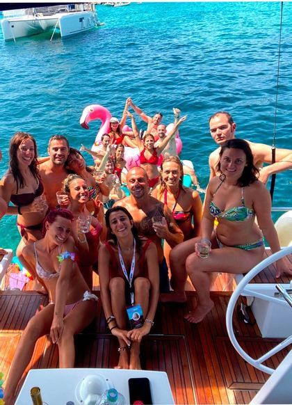 Ti piacerebbe divertirti al mare in gruppo? Se la risposta è si, quello che ti serve è un viaggio in Sardegna quindi prepara lo zaino e parti in gruppo con noi.