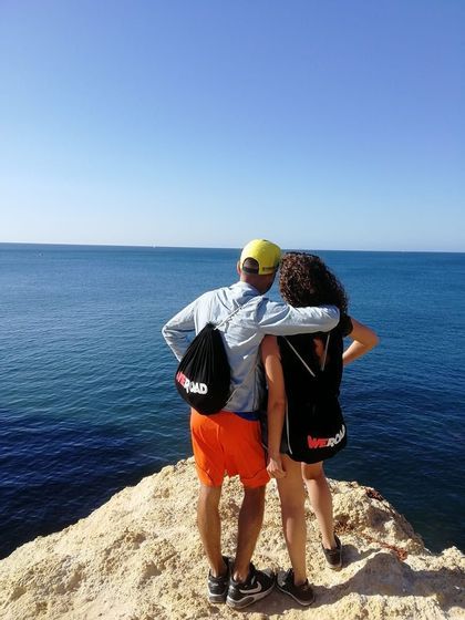 Vorresti goderti una vista spettacolare sull'oceano come questa? Se la risposta è si, quello che ti serve è un viaggio WeRoad. Parti con noi e vivi nuove esperienze