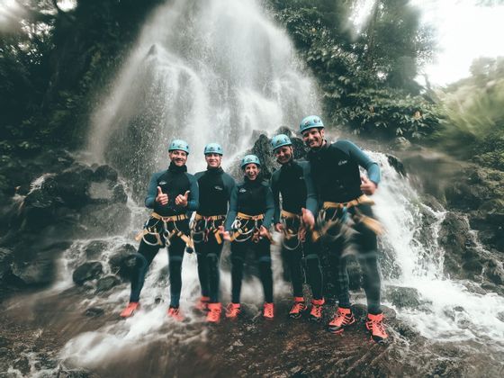 Vorresti anche tu vedere le incredibili cascate delle Azzorre? Parti con WeRoad nel viaggio di gruppo allora e goditi spiaggia e nature.