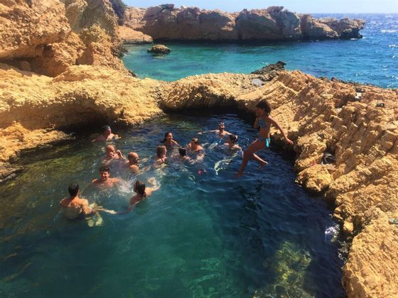 Hai mai fatto un tuffo nell'occhio del diavolo alle isole Ciclad? Se la risposta è no parti con WeRoad nel viaggio di gruppo e vivi nuove avventure.