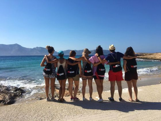Voglia di viaggiare in un posto con mare cristallino, bellezze naturali e panorami mozzafiato? Parti con WeRoad in Grecia allora e vivi momenti indimenticabili.
