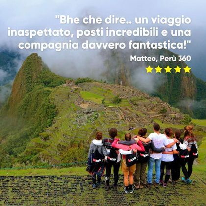 Un gruppo WeRoad abbracciato, che ammira antiche rovine su un fianco di montagna verde e nebbioso.