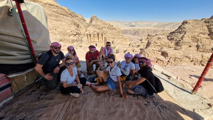 viaggio-gruppo-giordania-petra-panorama-estate.jpg
