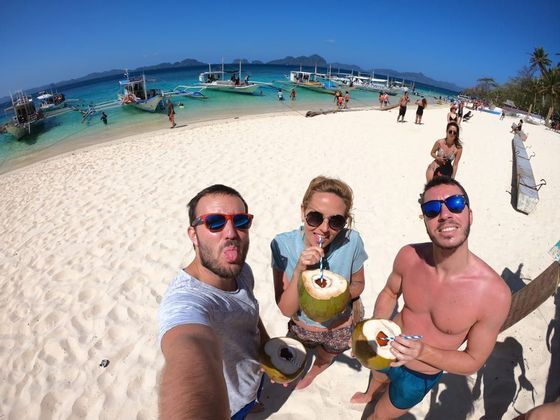 viaggio-filippine-gruppo-cocco-spiaggia-mare-marzo-primavera.jpeg