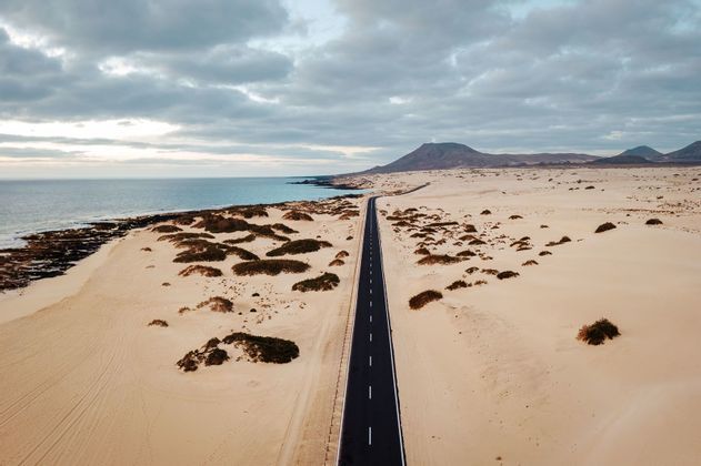 Viaja en grupo con WeRoad con gente de tu edad y descubre Fuerteventura, su naturaleza y playas y aprende a surfear