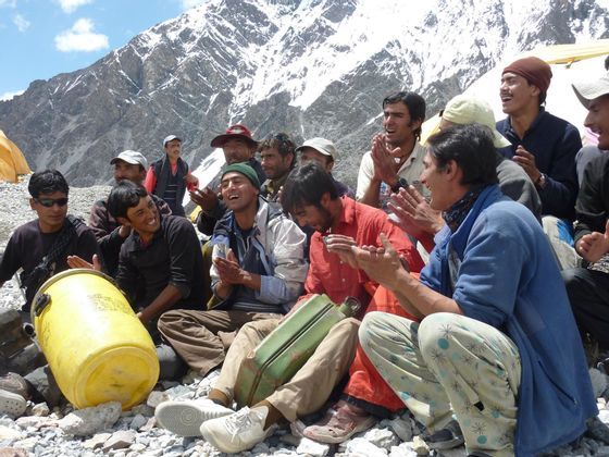 porters-singin-karakorum-Ad-Pak.jpg