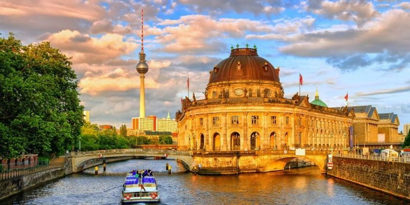 El Bode-Museum en la Isla de los Museos de Berlín con la torre de televisión al fondo y un barco por el Spree.