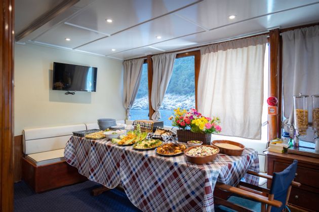 Eros-interior-meal-course.jpg