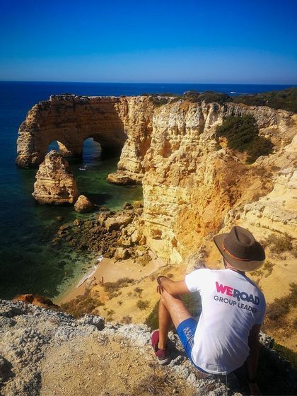 Vorresti goderti una vista così incredibile sulla costa portoghese? Parti con WeRoad allora per visitare alcuni dei posti più belli del Portogallo e vivere nuove avventure.