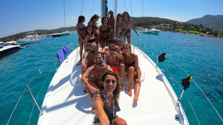 Group-boat-summer-sea