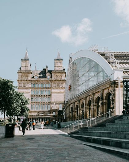 L'ingresso in vetro e ghisa di Lime Street Station a Liverpool, affiancato da un edificio vittoriano.