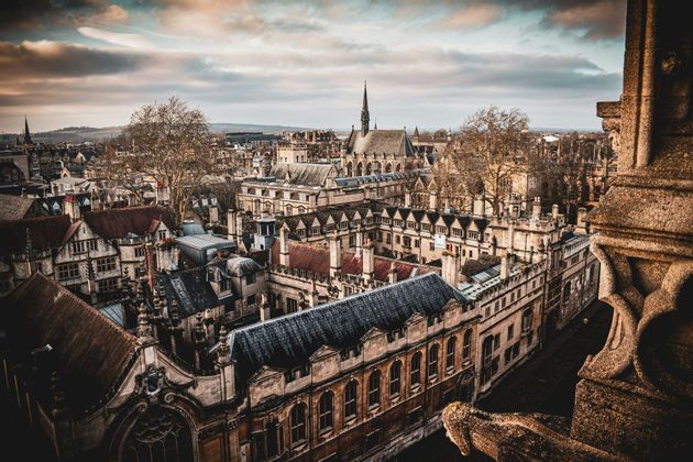 Ein Blick von oben über die Dächer und Türme der historischen Colleges von Oxford an einem bewölkten Tag.