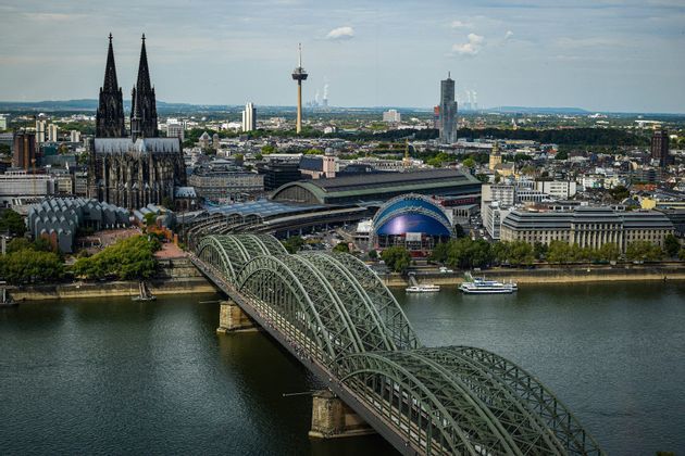 El puente Hohenzollern sobre el Rin en Colonia, con las agujas de la catedral y el horizonte de la ciudad al fondo.