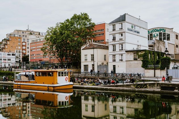 El Canal Saint-Martin de París, con sus pasarelas de hierro y los muelles bordeados de árboles.