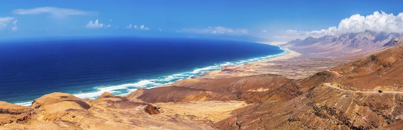 Viaja en grupo con WeRoad con gente de tu edad y descubre Fuerteventura, su naturaleza y playas, y aprende a surfear