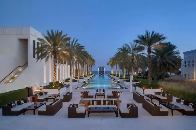 Oman-resort-pool-palm-hall