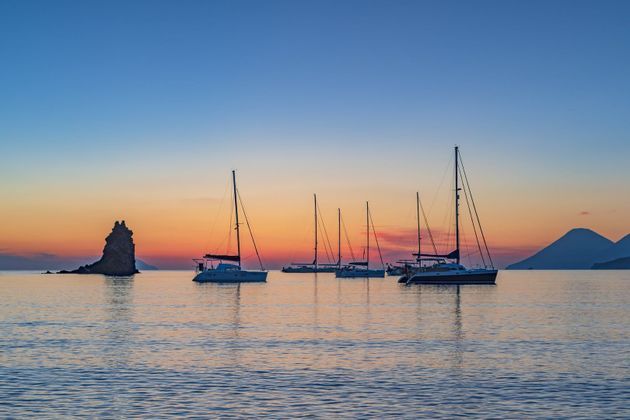 viaggio-eolia-avventura-mare-tramonto-estate