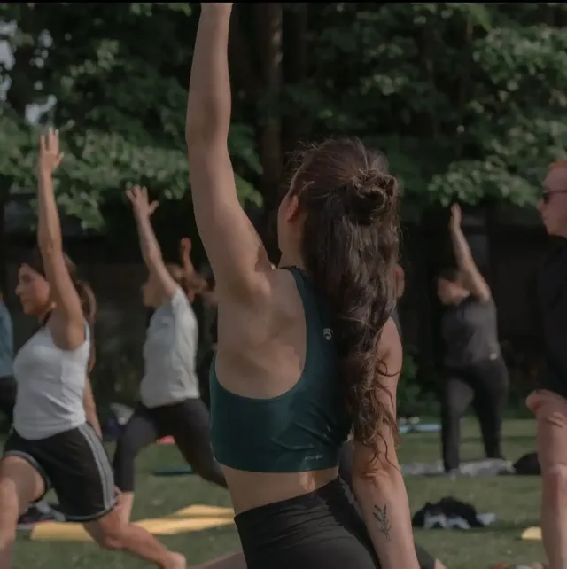 Vinyasa Yoga nel verde